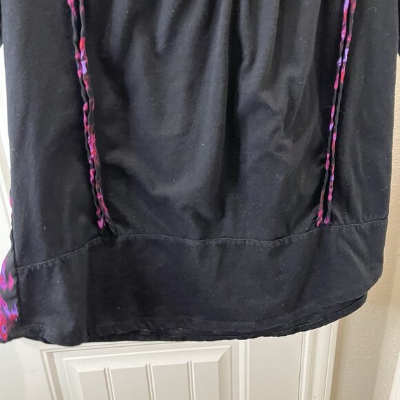 A Common Thread Black Pink Floral Embroidered Split Neck Short Sleeve Top Size M - Picture 3 of 10